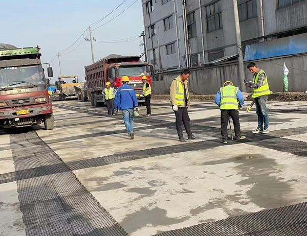 大冶老材料的新故事：玻璃纤维土工格栅如何在‘白改黑’浪潮中重获新生？